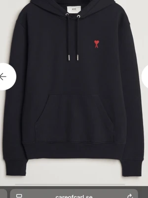Svart hoodie från Ami Paris - Svart hoodie från Ami Paris i Storlek L, Använd fåtal gånger så i väldigt fint skick  , köpt från care of Carl, Nypris ca 3000 kr , Säljer denna för 1199 , Vid en snabb och smidig affär kan man få lite rabatt.
