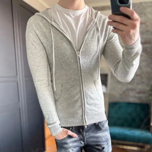 Kashmir hoodie - Mycket bra skick, en liten skada på armen bara men annars toppskick, inte ens nopprig! Passar dig som är mellan 170-180cm ungefär. Modellen är 185 cm, 75kg. Passar bra nu till våren! Skriv för mer information!🤝