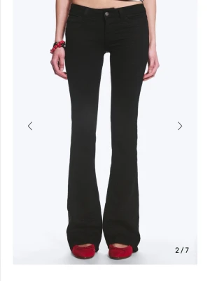 Svarta bootcut jeans - Svarta low waist bootcut jeans från weekday. Endast använda 1 gång då de är för korta på mig. Strl 26/30