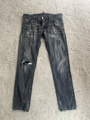 Dsqueard jeans  - Säljer ett par snygga ds2 jeans k bra skick. Coola slitningar och är slim fit. Nästan aldrig använda. Hör av er vid funderingar 