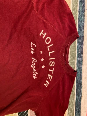 Hollistet sweatshirt  - Köptes på loppis för ett tag sedan. Skit snygg men kommer tyvärr inte till användning 💔