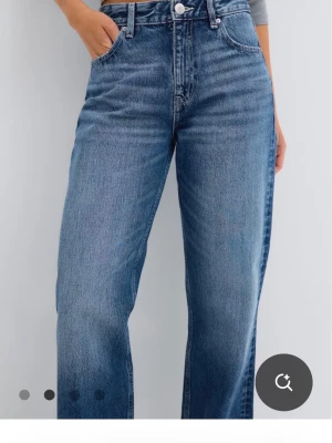 DÖ SNYGGA JEANS!! - Säljer eyt par raka blåa jeans i storlek 32 men passar även 34, de kommer inte till användning tyvärr!!❣️
