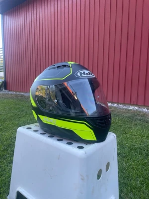HJC CS-15 motorcykelhjälm - HJC CS-15 motorcykelhjälm i grön och svart design. Storlek S. ECE-märkt och i mycket bra skick utan skador. Bekväm hjälm med bra passform, perfekt för både pendling och fritidskörning.