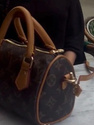 Zara väska - Snygg handväska från Zara i klassiskt brunt monogrammönster med ljusbruna läderdetaljer. Väskan har två handtag, avtagbar axelrem och guldfärgade metalldetaljer. Perfekt storlek för det viktigaste och ikonisk design.