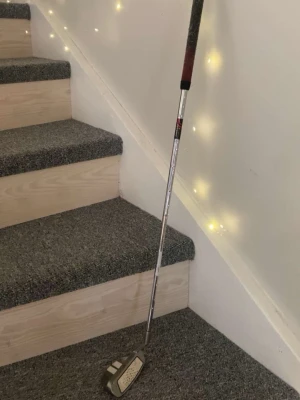 Golfklubba - Säljer en golfklubba som är en blandning mellan chip och putt väldigt enkel och bra klubba när du ligger bredvid green