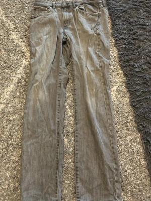 Jeans från Jack and Jones  - Säljer ett par gråa jeans från Jack and Jones. Snygga gråa som passar till allt och inga skador eller defekter på dem. 