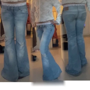 Ljusblå flare  jeans True Religion INTRESSEKOLL - Sytt ut de till riktig flare, väldigt 70tals flare! Även sytt de mer låga. De har lite defekter (bild 3 ) , det går dock att lappa över det hålet men viktigt o nämna tänker ja. Kanske kan sälja. Isf går pris att diskutera 