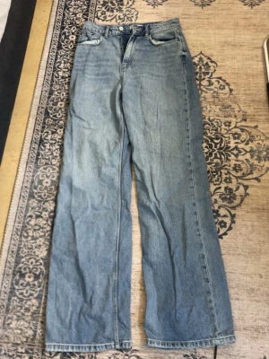 Baggy/lose jeans - Säljer jeans från Springfield som är tyvärr stora (beställde dom)  Helt ny skick  Kommer stryka dom innan leverans