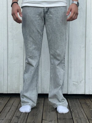 Woodbird Ljusgrå baggy jeans med rak passform - Säljer ett par ljusgrå Woodbird jeans med tvättad look och rak, lite lösare passform. 