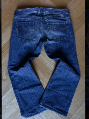 Vintage Diesel bootcut (Zathan) - Ett par vintage diesel bootcut jeans, sparsamt använda, ett hål vid knät. Modellen är zathan, riktigt snygg i en muted mörkblå färg. Öppen för bud!