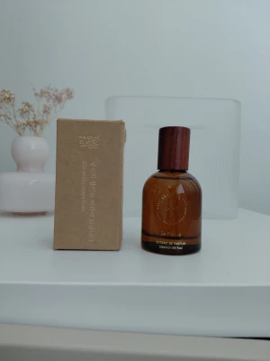 Youssoful Je T'aime  - Korean perfume. Top Notes: Mandarin Orange   Middle Notes: Rose, Peony, Peach   Base Notes: White Musk