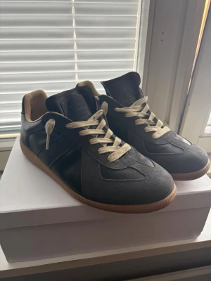 Maison margiela - Ett par fina maison margielas. De är i storlek 43 och passar bra, skick är 8/10 lite små skador men mest creased. Haft de ett år annars är de bra och kommer med lådan, dustbag och kvitto (ÄKTHETSBEVIS). Skriv om du har någon fundering✅👌 