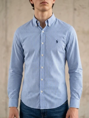 Blårutig skjorta från Ralph Lauren (Slim Fit) - Klassisk långärmad skjorta från Ralph Lauren i blåvitt rutigt mönster. Skjortan har button-down krage, vita knappar och den ikoniska broderade loggan på bröstet. Tillverkad i mjuk bomull som känns skön mot huden. Perfekt till jeans eller chinos. Storlek M Slim fit. Snabb Leverans!
