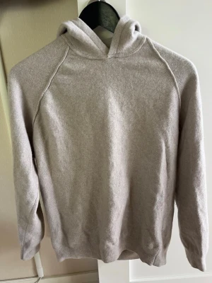 Beige kashmir hoodie från Oscar Jacobson - Snygg beige kashmir hoodie från Oscar Jacobson i storlek XL men krympt lite i tvätten så sitter mer som en Xs. 