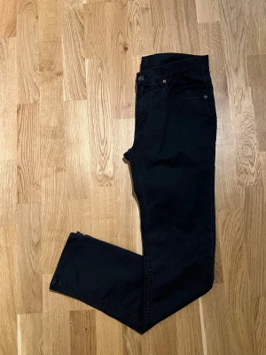 Acne Studios Jeans - Storlek 32/32 - Acne Studios Jeans för män till salu. Storlek Waist 32 / Lenght 32. Plagget är nyskick, inga skador/slitage. Hör av dig vid intresse/frågor. PRIS KAN DISKUTERAS!