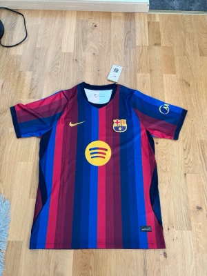 FC Barcelona matchtröja Pedri #8 - Säljer en officiell FC Barcelona matchtröja från Nike med Pedri nummer 8 på ryggen. Perfekt för fotboll eller samling 
