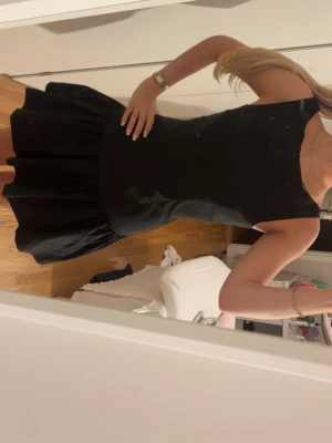 Svart volangklänning - Supersnygg simpel svart klänning från Amanda uprichard som passar bra till det mesta, inte använd, ny pris ca 3000kr. Om du vill veta mer om klänningen heter den ”Katina dress” 