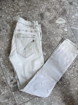 Dondup jeans - Dondup jeans i grå färg i nyskick helt utan anmärkningar eller defekter. Den eftertraktade modellen George med snygg passform och premiumkvalitet. Tyvärr har jag aldrig fått nån recension här på plick men fraktar oftast samma dag eller nästa om köpet sker sent på dagen. Hör gärna av dig vid frågor! 