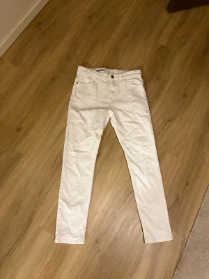 Vita NEXT jeans  - Fräscha skinny next jeans inte använda många gånger bara chillat i gaderoben  efter jag växte ur dom, storleken är 14y men passade när jag hade w38 