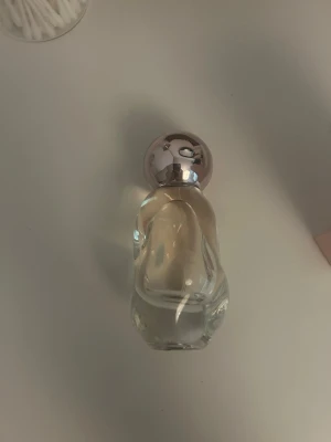 Cosmic EdP - Cosmic by Kylie jenner. 30 ML. Köpte då den luktade otroligt, men var inget som passade mig. 💗💗Köpt på Kicks. Återstående mängd finns på bild.