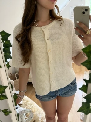 Beige kofta från Gina - Superfin beige kofta från Gina Tricot. Endast använd ett fåtal gånger💗 Nypris: 359 kr