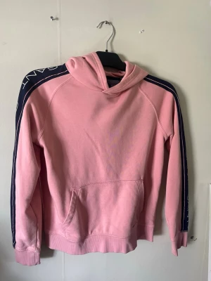 Gant hoodie - En rosa gant hoodie, som ny i skicket då jag knappt använt den men köptes för några år sedan