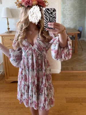 Trendig klänning - Snygg blommig klänning, stl S men passar även Xs💕man kan vika upp ärmarna som jag gjort på bilden eller dra ner dem!