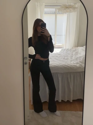 Svarta bootcut jeans från ONLY - Säljer ett par svarta bootcut jeans från ONLY i storlek XS/34 . Jeansen har en klassisk femficksmodell, hög midja och utsvängda ben. Perfekta till en trendig och avslappnad look. Materialet är stretchigt denim som sitter snyggt.