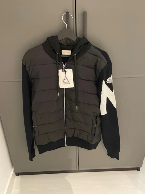 Moncler cardigan  - Skriv för mer information. Tröjan är i bästa skick.