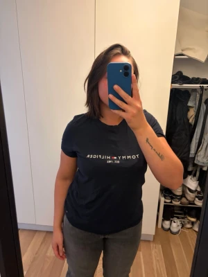 Mörkblå tahirt - Stilren mörkblå T-shirt från Tommy Hilfiger. Storlek XL men som M/L
