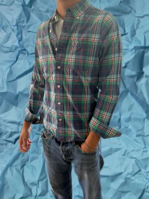 Hollister Flanellskjorta - Fet flanellskjorta ifrån hollister i storlek M men sitter som S! – enkel att matcha och skön att bära. Ett stilrent val, noggrant utvalt med omsorg av A.M.C!  📩 Frågor? Hör gärna av dig! 📲 Följ oss här på Plick för fler uppdateringar. ♻️ Tack för att du handlar mer hållbart med A.M.C Archive!