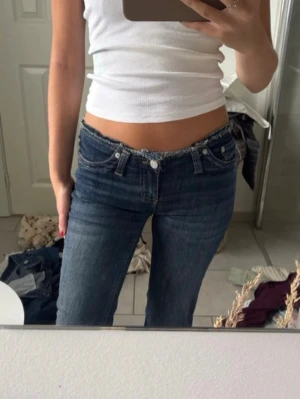 Nelly mörk blåa jeans  - ✨ Helt nya mörkblå jeans från Nelly! Aldrig använda.  📏 Storlek 36 – passar även dig som vanligtvis har XS, S eller M beroende på önskad passform.  💙 Snygg modell som passar till allt!
