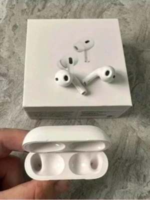 Airpods pro 3 - Snygga vita airpods 3 med laddningsetui. Hörlurarna har en stilren och kompakt design med rundade former och svarta detaljer. Perfekta för musik, poddar och samtal på språng. Laddningsetuiet är smidigt att ta med i fickan eller väskan.