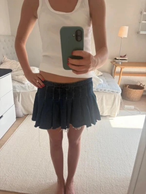 Zara jeanskjol - Super snygg mörkblå jeanskjol från Zara i storlek M. Klippte två hål bredvid kedjan på insidan av kjolen, men det är inget som syns utåt. (Se bild 4 & 5) hör av dig vid frågor eller funderingar😇