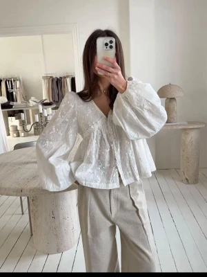 Le Magda top  - Le Magda top, aldrig använd därav prislapp kvar. Nypris 750kr🩷