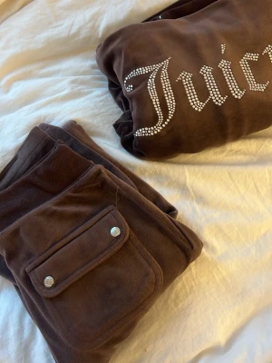 Brunt Juicy Couture velourset - Brunt juicy cotoure set. Tröjan=xs och byxorna=xxs