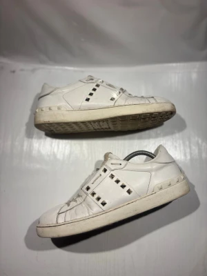 Valentino skor - Hej! Säljer nu mina skor från märket Valentino, storlek 44 bra skick, allt på bilden ingår. Tveka inte på att höra av dig om du har frågor eller funderingar kring skorna! 
