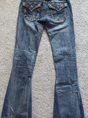 Miss me jeans  - Low waist bootcut miss me jeans I strl 27. Innerbenslängden är ca 77cm. Köpte dem här på Sellpy för 700kr.