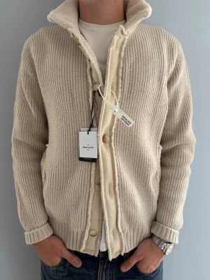 HELT NY Gran Sasso Tröja/Cardigan - HELT NY Gran Sasso tröja | Skick: 10/10 (helt ny med prislappar, aldrig använd) | Storlek: 50 (M), passar dig som är ca 185 cm | Nypris: 3 500 kr | Kvitto: Digitalt kvitto samt papperskvitto i mitt namn finns. | Skickas inom 24 timmar efter köp 📦 Hör gärna av dig om du har några frågor eller funderingar! 🌟
