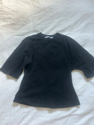 Gina tricot trendig svart topp - Trendig svart topp ifrån Gina tricot som varit ett av mina favorit plagg men som är för liten nu. I strl. S
