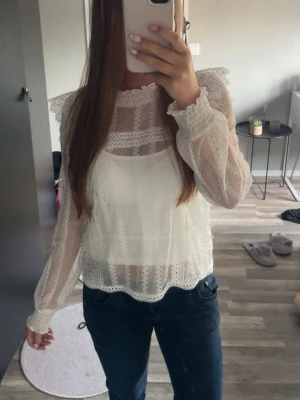 Vit spetsblus med volangdetaljer - Säljer en superfin vit blus från Zara