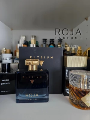 Roja Parfums Elysium Pour Homme 100 ml - Roja Parfums Elysium Pour Homme – 100 ml Exklusiv parfym med friska citrusnoter, aromatiska örter och eleganta träinslag. Toppnoter av grapefrukt, citron och bergamott, kryddigt hjärta med vetiver, cederträ och ros, och varm bas av ambergris, läder och vanilj. En lyxig, sofistikerad doft för vår, sommar eller året runt. Flaskan är 100 ml med originalförpackning, helt ny. 📦 Snabb leverans – skickas samma dag (om ej hindr.) 📩 Kontakta vid frågor.