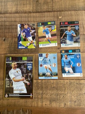 Kom med bud, jag har inga pris i åtanke. - Säljer ett set med sex samlarkort med fotbollsspelare som Karim Benzema, Niklas Moisander och flera från Malmö FF. Korten är färgglada med statistik, klubbmärke och spelarbilder. Perfekt för dig som gillar att samla på fotbollskort och vill ha unika spelare i din samling. Kom med bud för jag har inga pris alls i åtanke. Hör av er vid minsta lilla fråga/fundering. Vi hörs