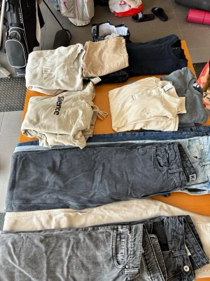 Stort klädpaket – herr XS/S – skate & streetwear från Carlings & Junkyard - Säljer ett riktigt snyggt klädpaket med moderna skate- och streetwearkläder i storlek XS–S. Märken som Karve, Vailent, Junkyard och Resteröds. Perfekt för tonåring eller vuxen som gillar loose fit och skate-stilen. 6 jeans, 2 shorts, 4 tröjor/hoodies & 1 pike