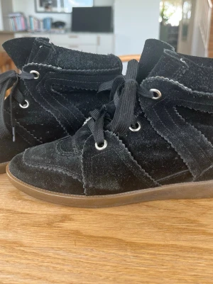 Isabella Marant Bobby sneakers - Jättefina Isabell Marant Bobby sneakers, sparsamt andvända i bra skick! Stl 38! Inga defekter men skriv för fler bilder :) pris går att diskutera 