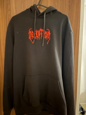 Svart hoodie med röd tryck och huva - Svart hoodie med snygg design