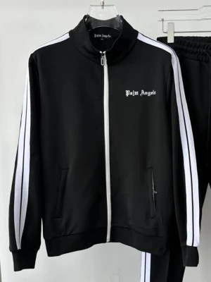 Svart zipper hoodie från Palm Angels - Jättefin och trendig zipper hoodie från märket PALM ANGELS, priset går diskutera vid snabb affär💕💕