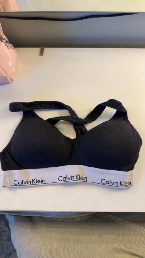  Calvin Klein sport-bh - Svart sport-bh från Calvin Klein med vadderade kupor och korsade axelband i ryggen. Säljer för den är för liten för mig❣️