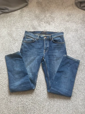 Nudie Jeans (HELT NYA) - Tja säljer nu mina HELT nya Nudie Jeans! (Endast använda 1 gång! Kvitto finns!!!) då efter de var fel storlek! Därav mitt pris! Är köpta för 1599kr i butik (SE KVITTO sista bilden) Mitt pris: 949kr Modell: Sollid ollie Storlek: W 32, L 32.