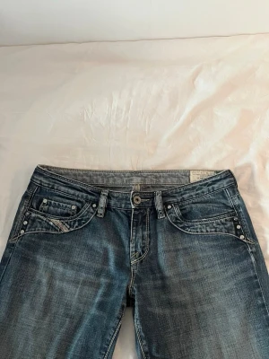 Diesel jeans - Säljer ett par jättefina raka jeans från diesel som är köpta här på plick men som tyvärr var lite för små för mig:( Innerbenslängd: 80cm Midjemått: 84,5cm Grenhöjd: 21cm